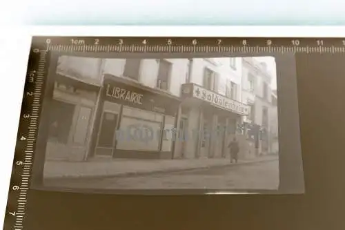 altes Negativ - Soldatenheim , neben einer Bücherei Frankreich 40er Jahre 
