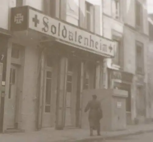 altes Negativ - Soldatenheim , neben einer Bücherei Frankreich 40er Jahre 