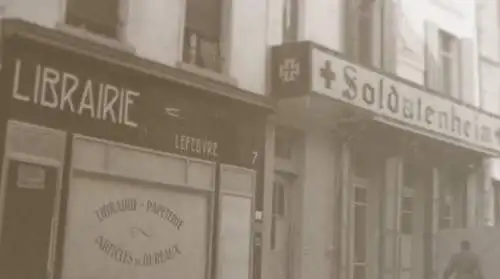 altes Negativ - Soldatenheim , neben einer Bücherei Frankreich 40er Jahre 