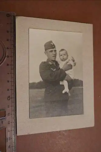 tolles altes Foto - Soldat Luftwaffe mit seinem Kind 