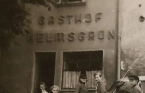 tolles altes Foto - Kinder Oldtimer vor dem Gasthof Helmsgrün Pöhl Vogtland