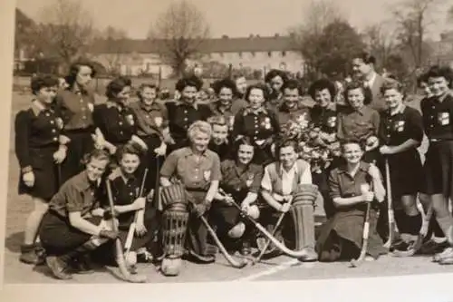 tolles altes Mannschafts-Foto - Damen Feldhockey ? 50-60er Jahre