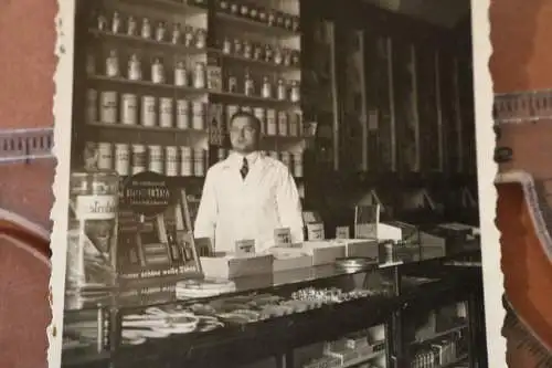 tolles altes Foto - Apotheke Tresen - Apotheker - 30-40er Jahre