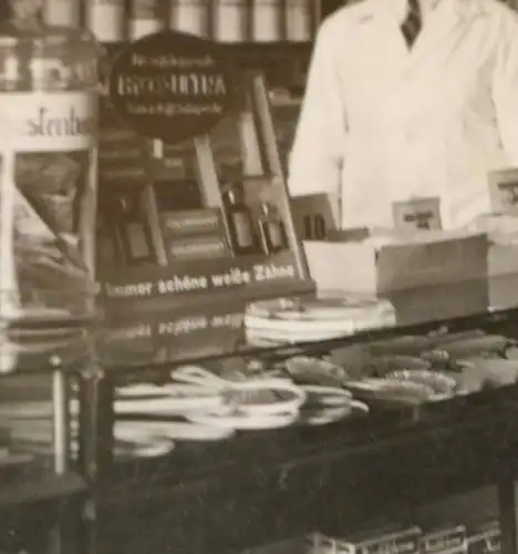 tolles altes Foto - Apotheke Tresen - Apotheker - 30-40er Jahre