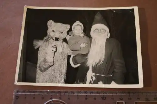 Tolles altes Foto - Weihnachtsmann mit Kind und Person im Teddybär Kostüm 1961