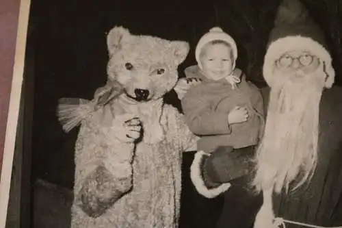 tolles altes Foto - Weihnachtsmann mit Kind und Person im Teddybär Kostüm 1961