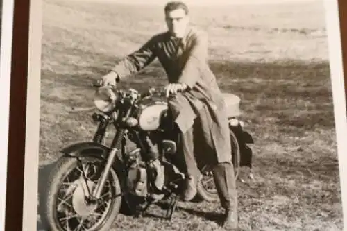 zwei tolle alte Fotos - Mann mit Oldtimer Motorrad - Marke ?? 60er Jahre ?