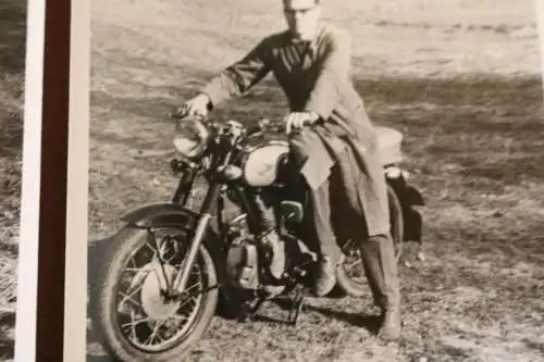 zwei tolle alte Fotos - Mann mit Oldtimer Motorrad - Marke ?? 60er Jahre ?