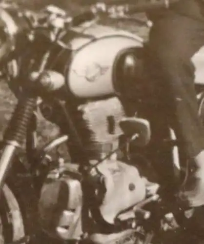 zwei tolle alte Fotos - Mann mit Oldtimer Motorrad - Marke ?? 60er Jahre ?