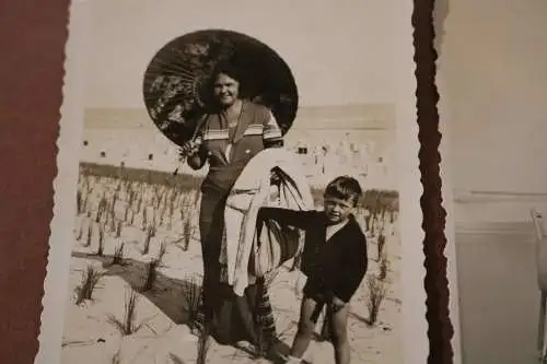 zwei tolle alte Fotos - Familie am Strand - China Schirm - USA ?? 20-30er Jahre?