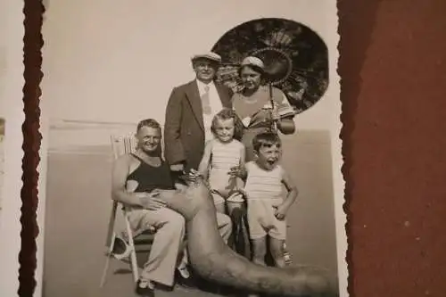 zwei tolle alte Fotos - Familie am Strand - China Schirm - USA ?? 20-30er Jahre?