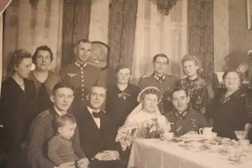 tolles altes Gruppenfoto Hochzeitsgesellschaft - Ehemann Soldat