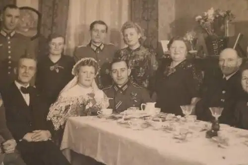 tolles altes Gruppenfoto Hochzeitsgesellschaft - Ehemann Soldat