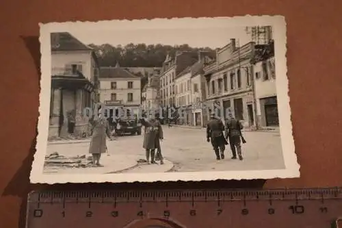 altes Foto französische Stadt ? Schaufensterpuppen in frz. u. englischer Uniform