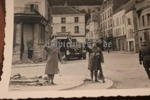 altes Foto französische Stadt ? Schaufensterpuppen in frz. u. englischer Uniform