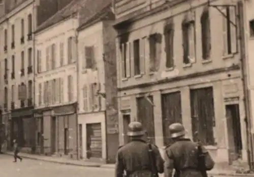 altes Foto französische Stadt ? Schaufensterpuppen in frz. u. englischer Uniform