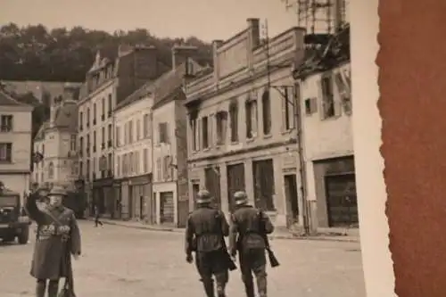 altes Foto französische Stadt ? Schaufensterpuppen in frz. u. englischer Uniform