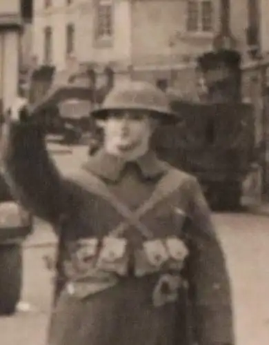 altes Foto französische Stadt ? Schaufensterpuppen in frz. u. englischer Uniform