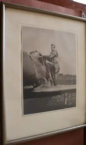 alter Bilderrahmen mit Portrait eines Piloten mit Me 109 - 1944