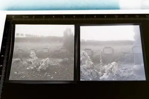 zwei alte Negative - Soldatengräber  Raum Foucaucourt  1940 
