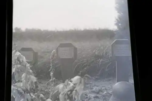 zwei alte Negative - Soldatengräber  Raum Foucaucourt  1940 