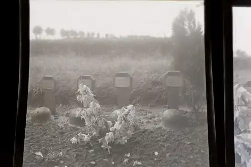 zwei alte Negative - Soldatengräber  Raum Foucaucourt  1940 