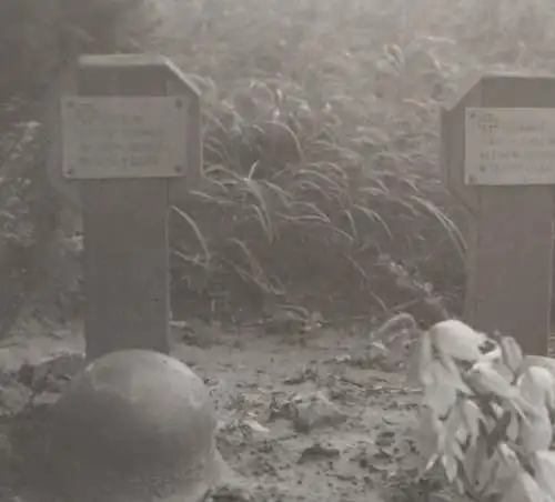 zwei alte Negative - Soldatengräber  Raum Foucaucourt  1940 