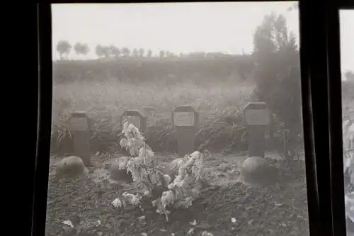 zwei alte Negative - Soldatengräber  Raum Foucaucourt  1940 