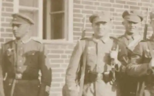 drei alte Negativbilder  abfotografierte Fotos - Soldaten Übung ?? 