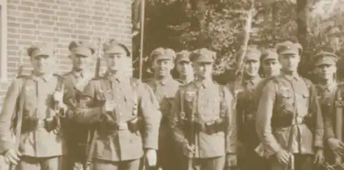 drei alte Negativbilder  abfotografierte Fotos - Soldaten Übung ?? 