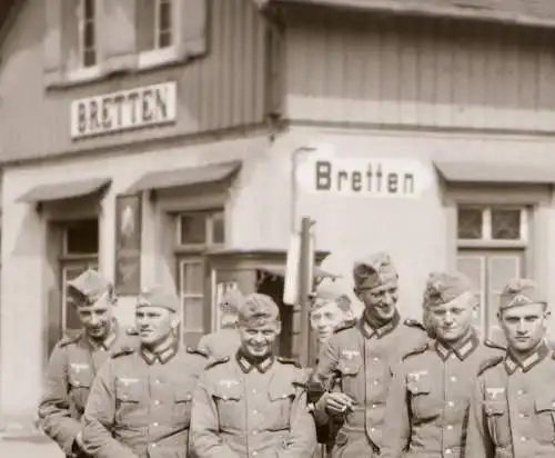 drei alte Negative - Soldaten am Bahnhof Bretten