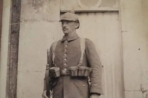 tolles altes Foto Portrait eines Soldaten mit Pickelhaube - Gruss aus Frankreich