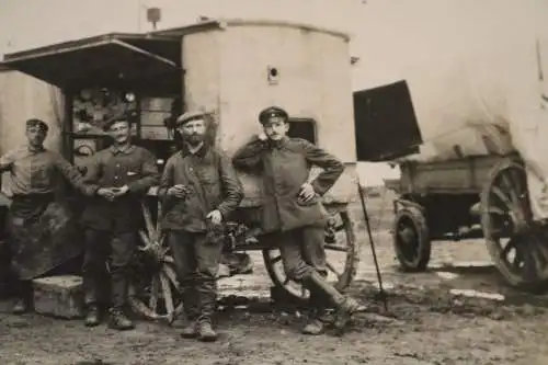 tolles altes Foto - Soldaten mit Funkanlage ??? im Anhänger ? Elektrik