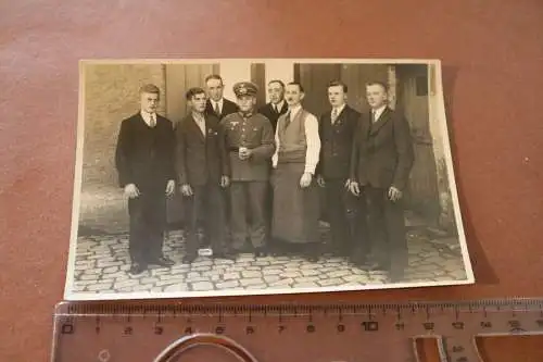 tolles altes Foto - Gruppe junger Männer, ein Soldat 