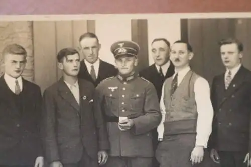 tolles altes Foto - Gruppe junger Männer, ein Soldat 