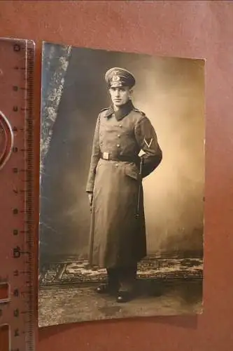 tolles altes Foto - Portrait eines Soldaten im Mantel