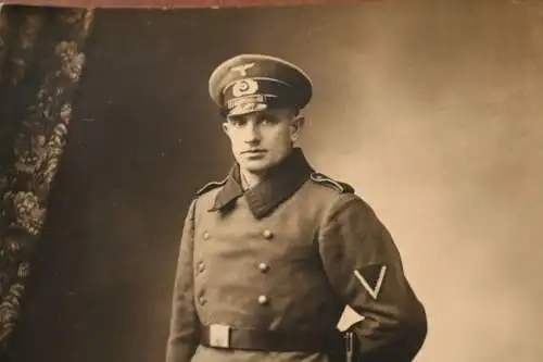 tolles altes Foto - Portrait eines Soldaten im Mantel