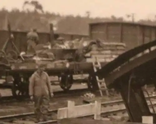 altes Foto Soldaten Bahnhof , zerstörte Lokomotive Nr. 06949 ??  Ort `?