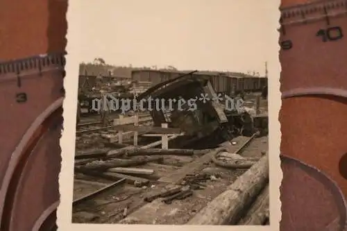 altes Foto Soldaten Bahnhof , zerstörte Lokomotive Nr. 06949 ??  Ort `?