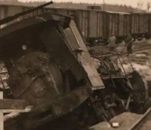 altes Foto Soldaten Bahnhof , zerstörte Lokomotive Nr. 06949 ??  Ort `?