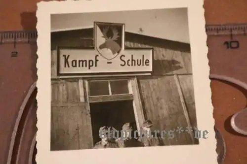 tolles altes Foto - Soldaten - Eingang - Kampfschule - Wappen mit Elchkopf  11.I