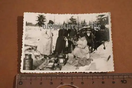 altes Foto Soldaten Rationsverteilung Strasse nach Cholm 1942