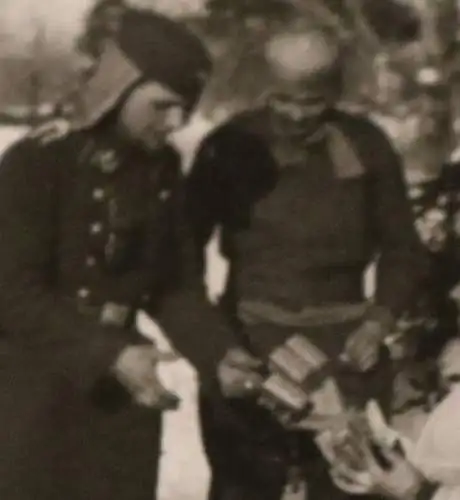 altes Foto Soldaten Rationsverteilung Strasse nach Cholm 1942