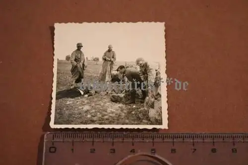 altes Foto Gruppe Krad-Melder graben ein Grab Russland 1942