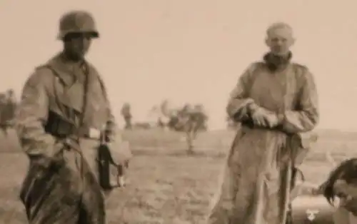 altes Foto Gruppe Krad-Melder graben ein Grab Russland 1942