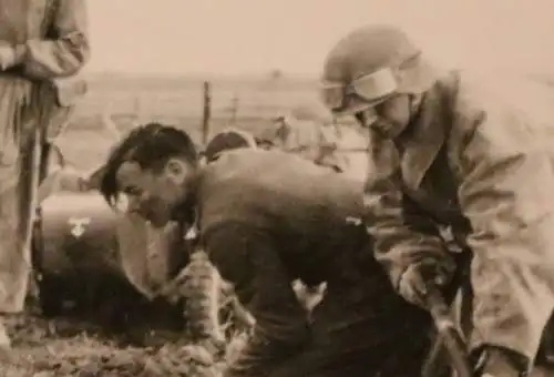 altes Foto Gruppe Krad-Melder graben ein Grab Russland 1942