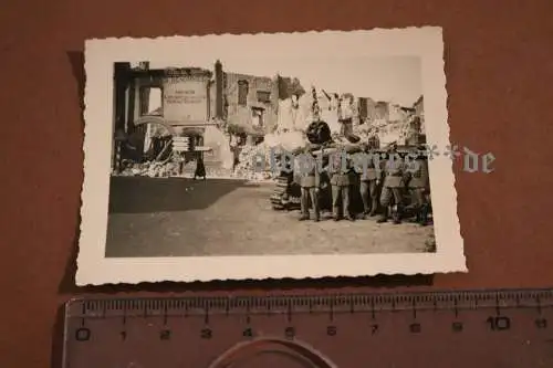 altes Foto zerstörtes Gebäude mit Werbung Frankreich, zerstörter Panzer, Wegweis