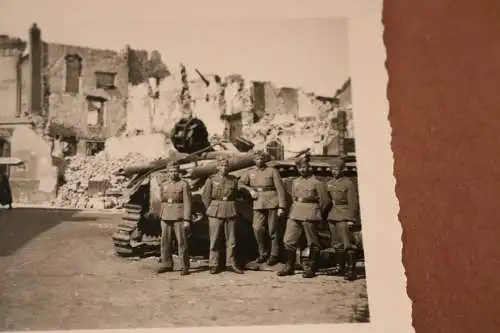 altes Foto zerstörtes Gebäude mit Werbung Frankreich, zerstörter Panzer, Wegweis