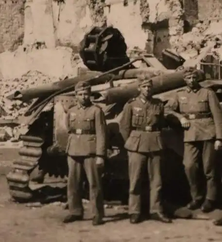 altes Foto zerstörtes Gebäude mit Werbung Frankreich, zerstörter Panzer, Wegweis