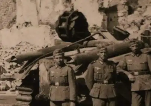 altes Foto zerstörtes Gebäude mit Werbung Frankreich, zerstörter Panzer, Wegweis